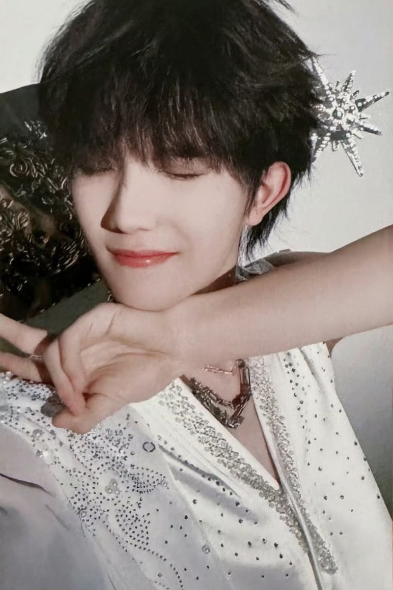 suxinxin_'s tweet image. พูดไปใครจะเชื่อ สองรูปนี้คือคนคนเดียวกัน เปลี่ยนแค่ท่ากับชุด ㅠㅠ