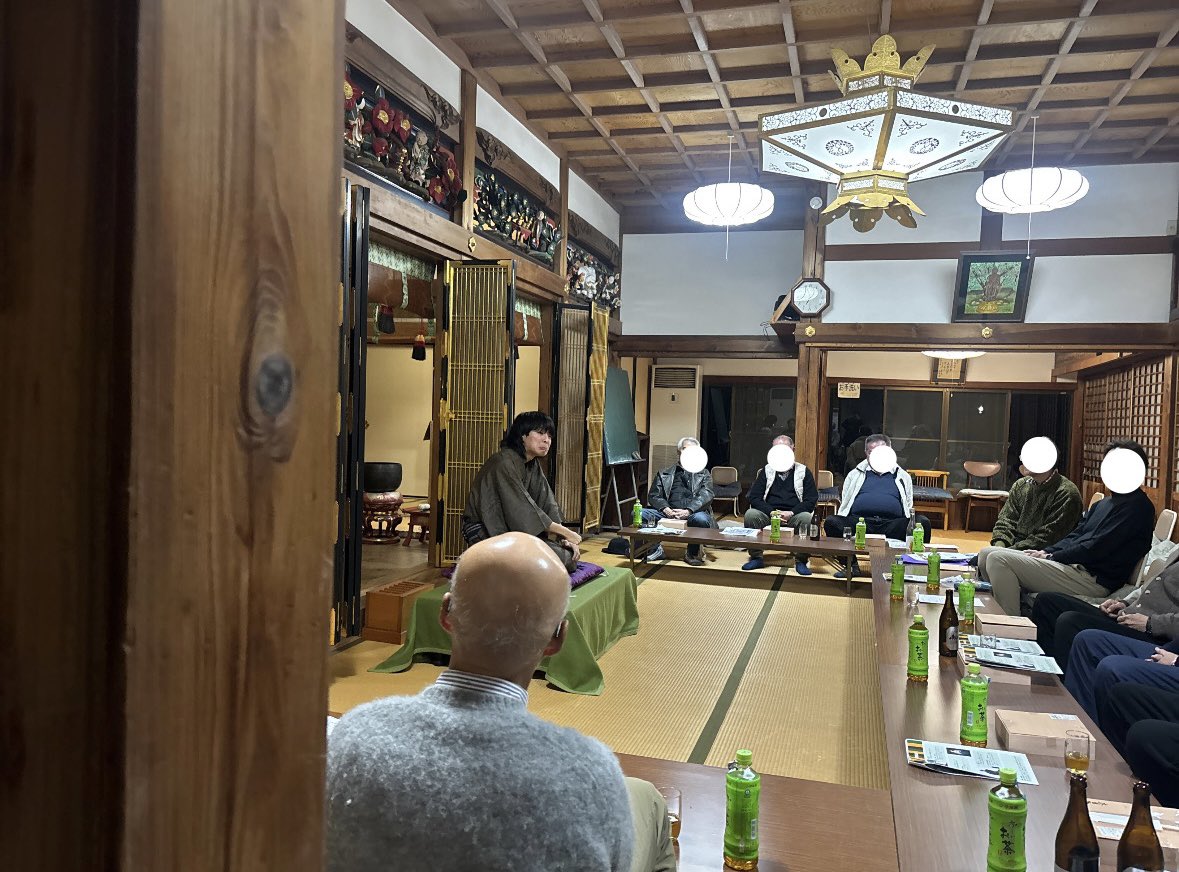 先日、太子町にある「仏陀寺」にて、余興として当サークルから

・浪遊亭晩芭
・東家一衣
・か笑
・東家千声

の4名が出演させていただきました。

歴史あるお寺という貴重な場所で披露する機会をいただき、大変勉強になりました！
ありがとうございました！