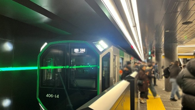 OsakaMetroOfcl's tweet photo. Osaka Metro中央線 夢洲駅は、本日で開業1周年を迎えました🎊
2025年大阪・関西万博期間中はたくさんのご利用ありがとうございました🚇

写真は開業直前の夢洲駅と、開業当日の様子です！
これからも #夢洲駅 をよろしくお願いします✨
#OsakaMetro #開業記念日 https://t.co/FCoi1Brlr0