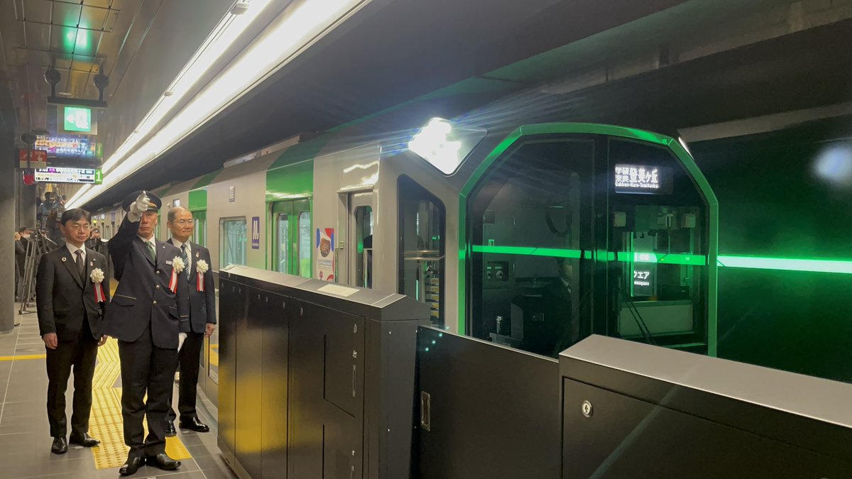 OsakaMetroOfcl's tweet photo. Osaka Metro中央線 夢洲駅は、本日で開業1周年を迎えました🎊
2025年大阪・関西万博期間中はたくさんのご利用ありがとうございました🚇

写真は開業直前の夢洲駅と、開業当日の様子です！
これからも #夢洲駅 をよろしくお願いします✨
#OsakaMetro #開業記念日 https://t.co/FCoi1Brlr0
