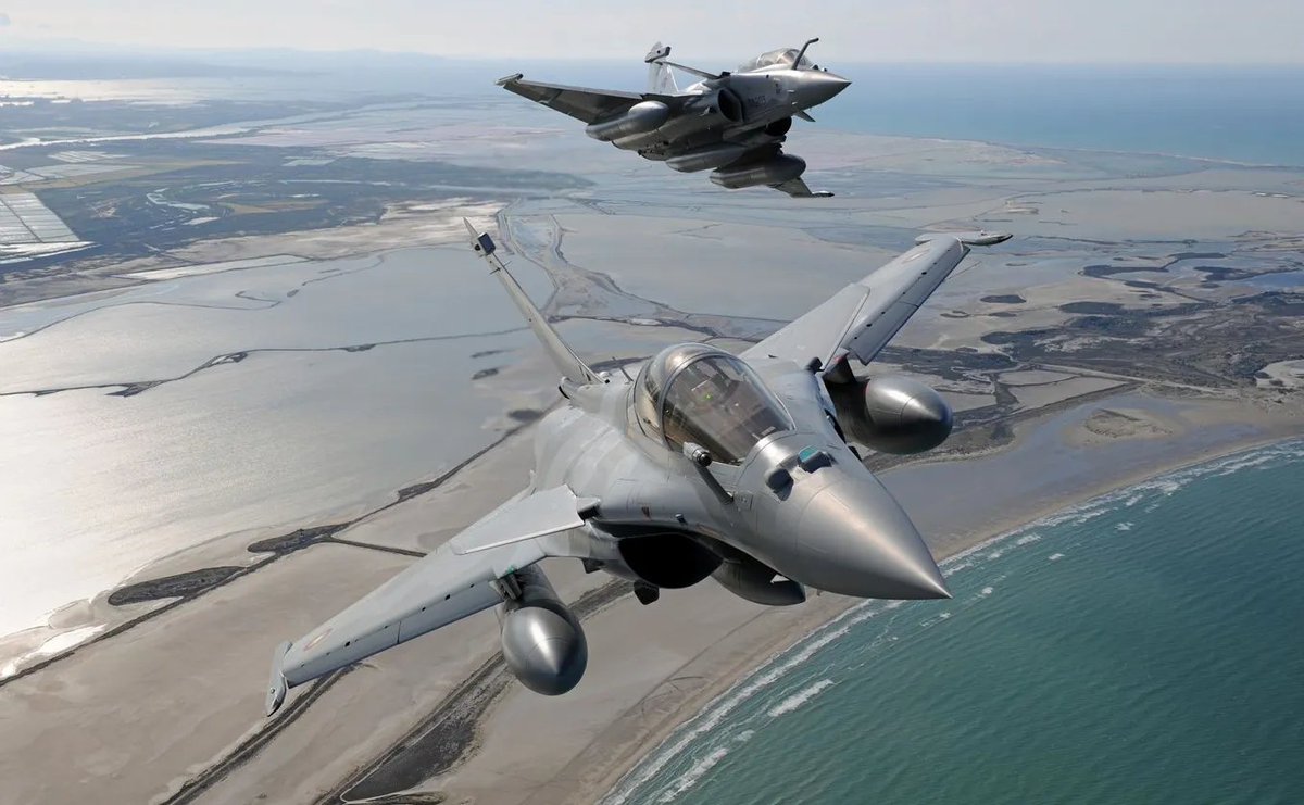 L_ThinkTank's tweet image. [ 🇫🇷 FRANCE | 🇩🇪 ALLEMAGNE ]

🔸 Les entreprises françaises ont exporté pour 645 milliards d’euros, soit environ deux fois moins que l’Allemagne (1 548 milliards), selon un rapport sénatorial publié en décembre. Le document décrit un commerce mondial de plus en plus considéré…