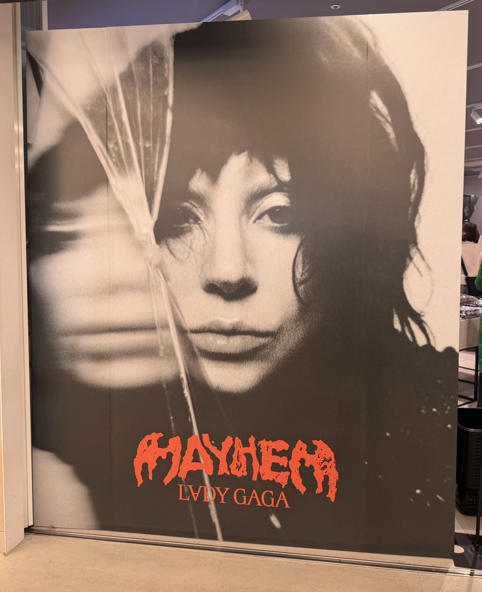 ルクアイーレでやってるガガのポップアップストア行ってきた。今年の目標の節約するっていうのがもう崩れつつある。やばい。