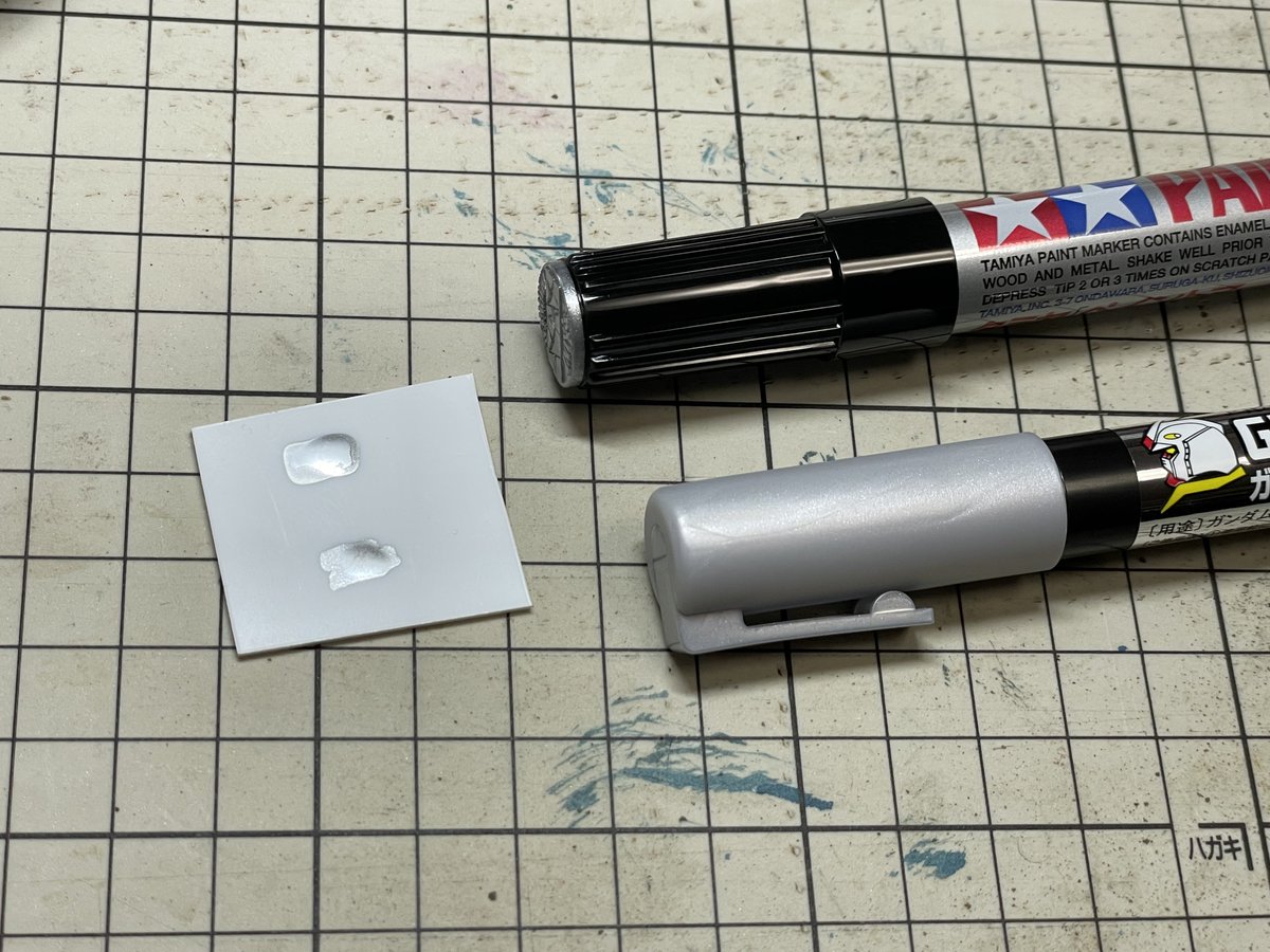 gureggggru1's tweet image. メッキ系のマーカー。タミヤとクレオス。塗ったままのメッキ感はクレオスの方が高い。タミヤの方は言われなければシルバーと見分けがつかないかも。どちらにしてもマーカーで直にメッキモールドを塗るのは無理だ。まあ、こいつはもうこれでいいや。#amt #corvette