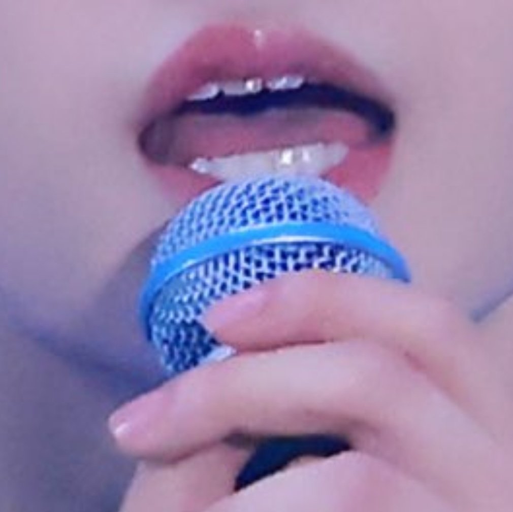 x45bit's tweet image. 아아 귀여워서 막 앓아눕고싶음... 하하하하하하하하 마이크 꼭쥔거보셈
아니? 어깨보니까 갑자기 웃음 안나와