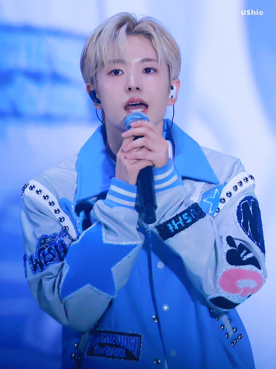 x45bit's tweet image. 아아 귀여워서 막 앓아눕고싶음... 하하하하하하하하 마이크 꼭쥔거보셈
아니? 어깨보니까 갑자기 웃음 안나와