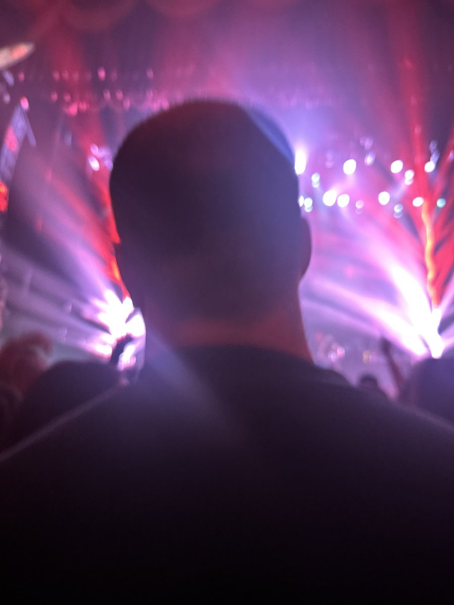 implctdmand1's tweet image. BOOOO watched the game and checked scores almost the whole concert and stood still and didn’t even nod his head. Not to mention I couldn’t see anything LMAO @halsey :(