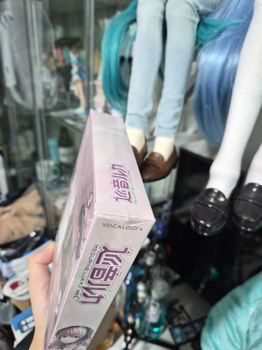 수신   팔로워 전원
제목   니 집에 이런거 없제

1. 귀하의 즐거운 씹덕활동을 기원합니다.

2. 메구리네 루카 V4X 구형패키지 미개봉품을 확보하였기에 이를 자랑함.

붙임 : 1.전면사진, 2.후면사진, 3.미개봉확대, 끝.