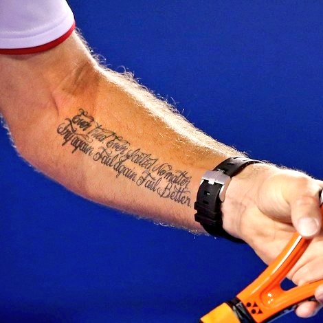 CURIOSIDADE! 🚨 O tenista Stan Wawrinka, que pode estar se despedindo da brilhante carreira hoje aos 40 anos, tem tatuado no antebraço uma frase do escritor Samuel Beckett, autor de "Esperando Godot":

 'Ever tried. Ever failed. No matter. Try again. Fail again. Fail better.'
