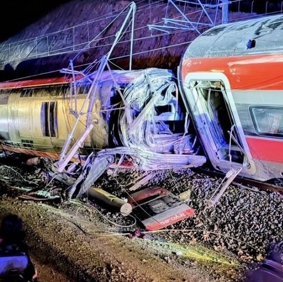 KalinaAnnGG's tweet image. Descarriló un tren en España y un twittero predijo que esto iba a pasar junto a los maquinistas que pidieron bajar la velocidad del tren hace 5 meses, pero el "Estado presente" de Sánchez estaba más concentrado en mantener magrebíes y despilfarrar en políticas de género.