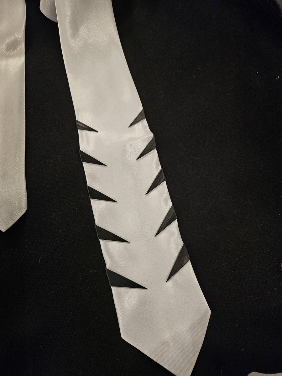 Print for the Corbeau badge came out superbly, and I figured out the least annoying way of adding the stripes to his tie (just make 3D printed clips)