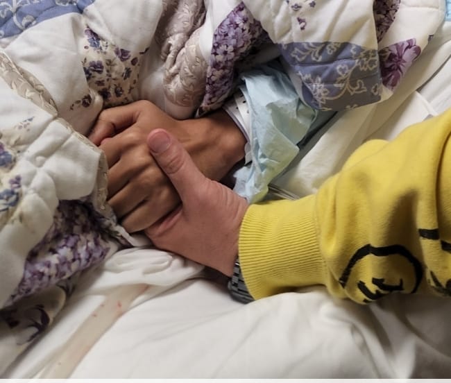 Barbarajosefina's tweet photo. Hace 3 años me acompañaron en oración por Darío. Hoy, los invito a que no lo suelten de sus plegarias. En unas horas - mañana a primera hora- entra nuevamente a quirófano. Suplicamos al Padre que acompañe a los médicos que lo operarán. ¡Dios mío, alivia esta angustia! 🥹❤️🙏🏽 https://t.co/9b8go3CKnv