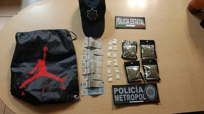 Como resultado de los recorridos permanentes de seguridad y vigilancia, elementos de la Policía Metropolitana detuvieron a dos masculinos por delitos contra la salud en su modalidad de narcomenudeo, en la colonia Benito Juárez, del municipio de Zacatecas.n9.cl/38d0w