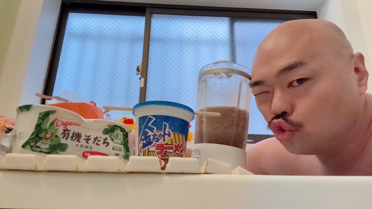 朝ごはん スムージー(ブロッコリー、ほうれん草、ブルーベリー、パイン