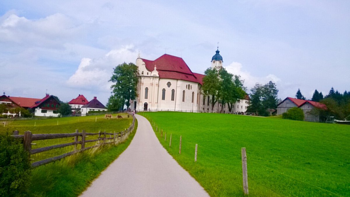 toococco's tweet image. おはようございます
今日の写真はドイツ旅行から

畑と教会みたいな童話な景色が広がっていて童話みたいなところでした
ランニングを始めてから、こういうのどかなところを走るのも楽しそうだなぁって過去の写真を見てたりします

さて、また1週間のスタートですね
皆様、今日も良い一日を！