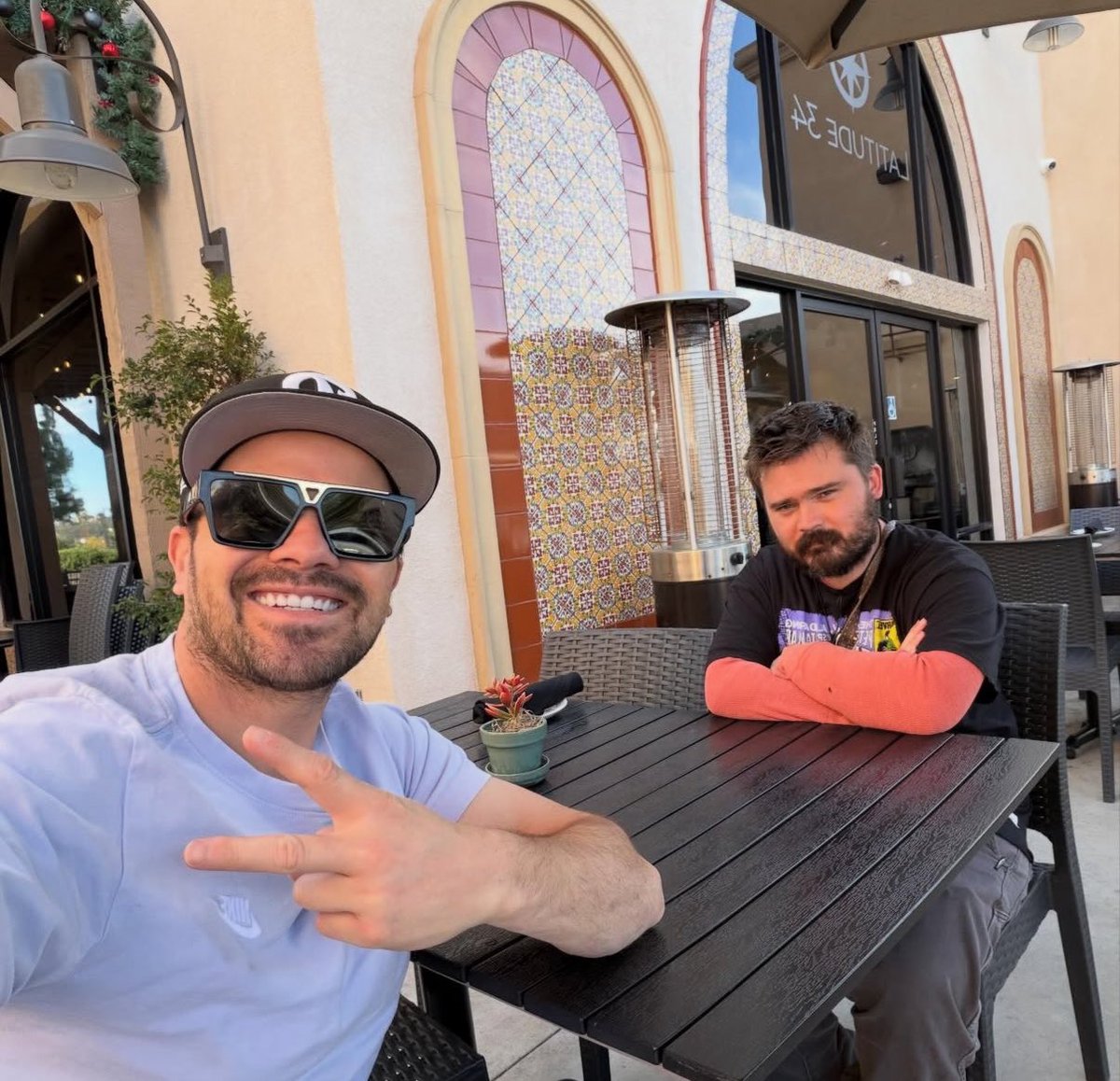 Nueva imagen de Jake Lloyd (Anakin) junto a Daniel Logan (Boba Fett).

Que gusto ver a Jake bien. 

Via Instagram.