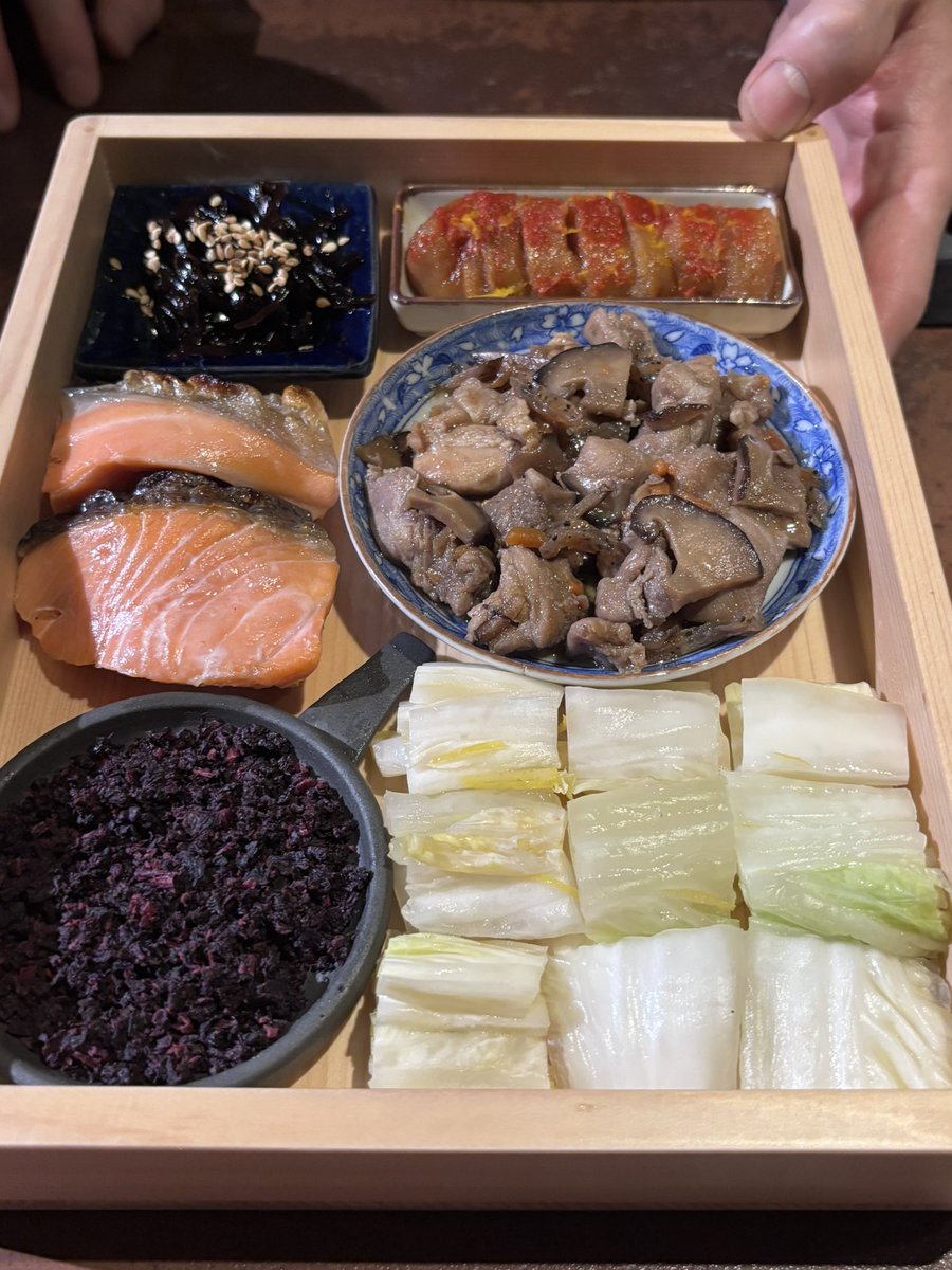 ご飯のお供です。
わくわくしすぎて、ご飯何杯おかわりしていいか確認してしまった。左下の手作りゆかりが美味しかった〜😘