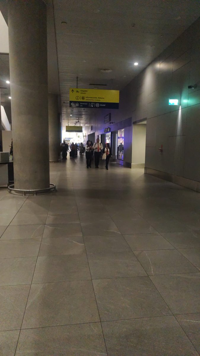 luis_AOP's tweet photo. Corte de luz en Terminal Internacional #AeropuertoArturoBenitez de #Chile https://t.co/TRMZLF2sLK