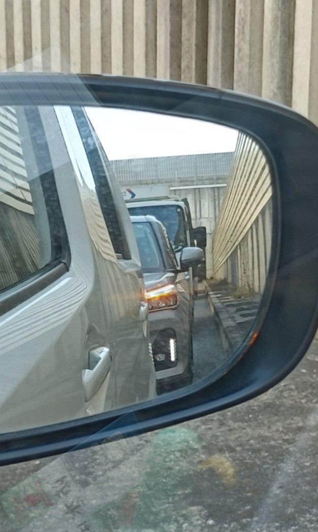 ca34ce22's tweet image. 大阪府北部にて。
トンネル走ってたら後ろからハイビームで追いかけてくる車。
トンネル出たらライズと判明😅
もうねー
ほんとDAIHATSU系のLEDライトは全数光軸調整してもらいたい。
後ろの運転手は若い女性、これでオイコラ！って前から降りてこられたら気の毒だよな😣