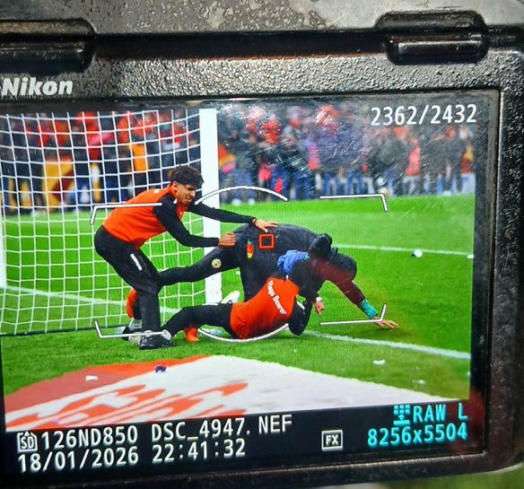 ActuFoot_'s tweet image. MAIS C’EST QUOI ÇA ?!?!?!? 

𝗗𝗘𝗦 𝗥𝗔𝗠𝗔𝗦𝗦𝗘𝗨𝗥𝗦 𝗗𝗘 𝗕𝗔𝗟𝗟𝗘 𝗠𝗔𝗥𝗢𝗖𝗔𝗜𝗡𝗦 🇲🇦 𝗢𝗡𝗧 𝗧𝗘𝗡𝗧𝗘́ 𝗔̀ 𝗣𝗟𝗨𝗦𝗜𝗘𝗨𝗥𝗦 𝗥𝗘𝗣𝗥𝗜𝗦𝗘𝗦 𝗗𝗘 𝗩𝗢𝗟𝗘𝗥 𝗘𝗧 𝗝𝗘𝗧𝗘𝗥 𝗟𝗔 𝗦𝗘𝗥𝗩𝗜𝗘𝗧𝗧𝗘 𝗗’𝗘́𝗗𝗢𝗨𝗔𝗥𝗗 𝗠𝗘𝗡𝗗𝗬 🇸🇳 !!!! 😳🧤

C’est Yehvann Diouf,…