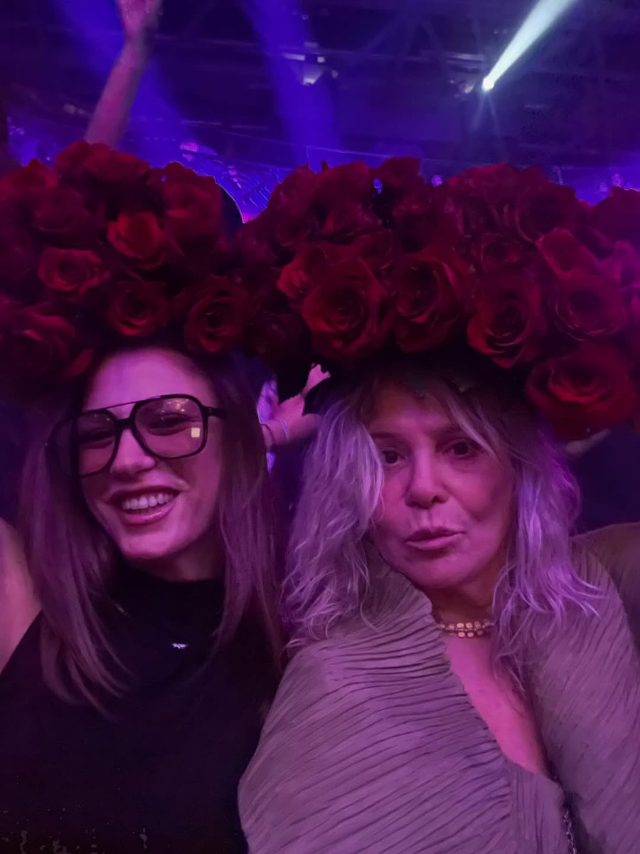 Yunan şarkıcı Antonis Remos’un konserinden #SerenaySarıkaya ve Ece Yörenç♥️