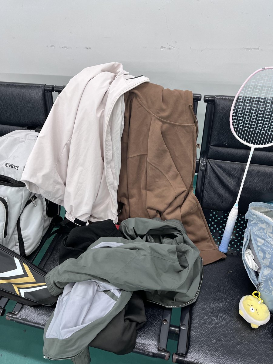 RunSakura7's tweet image. 冬にバドミントンをするときは、服をどんどん脱ぎます（笑）