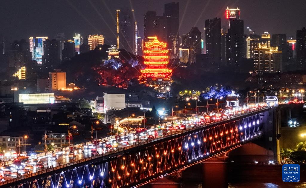 PDChinese's tweet image. 【中國年用電量首超10萬億千瓦時】國家能源局日前消息，2025年中國全社會用電量歷史性突破10萬億千瓦時，達到10.4萬億千瓦時，同比增長5%。這一數字在全球單一國家中尚屬首次，相當於美國全年用電量的兩倍多，超過歐盟、俄羅斯、印度、日本四個經濟體的年用電量總和。