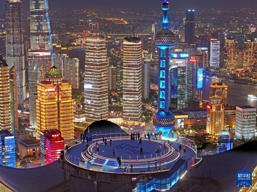 PDChinese's tweet image. 【中國年用電量首超10萬億千瓦時】國家能源局日前消息，2025年中國全社會用電量歷史性突破10萬億千瓦時，達到10.4萬億千瓦時，同比增長5%。這一數字在全球單一國家中尚屬首次，相當於美國全年用電量的兩倍多，超過歐盟、俄羅斯、印度、日本四個經濟體的年用電量總和。