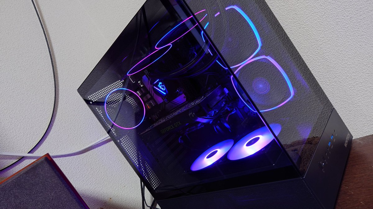 元々使ってたやつ
余ったファンとかに
ケース マザボ CPU メモリ仕入れて
組み直したった