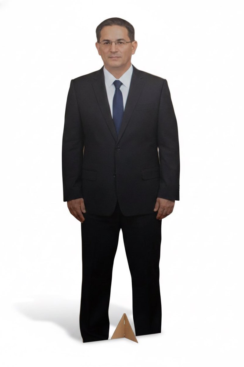 Tengo la sospecha de que el ministro de gobernación no pudo llegar y en su lugar pusieron un muñeco de cartón