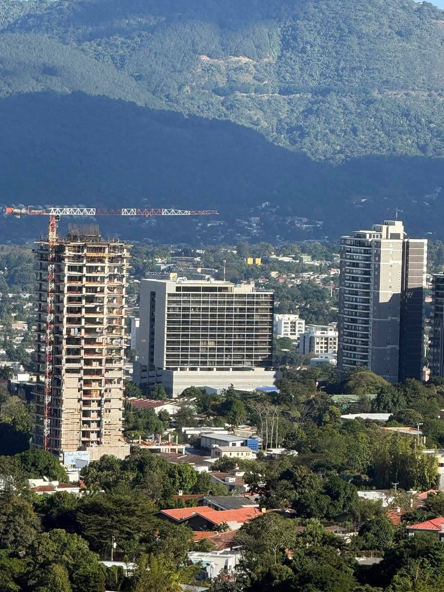 The greenery of El Salvador 🇸🇻 capital is truly surprising 🌿