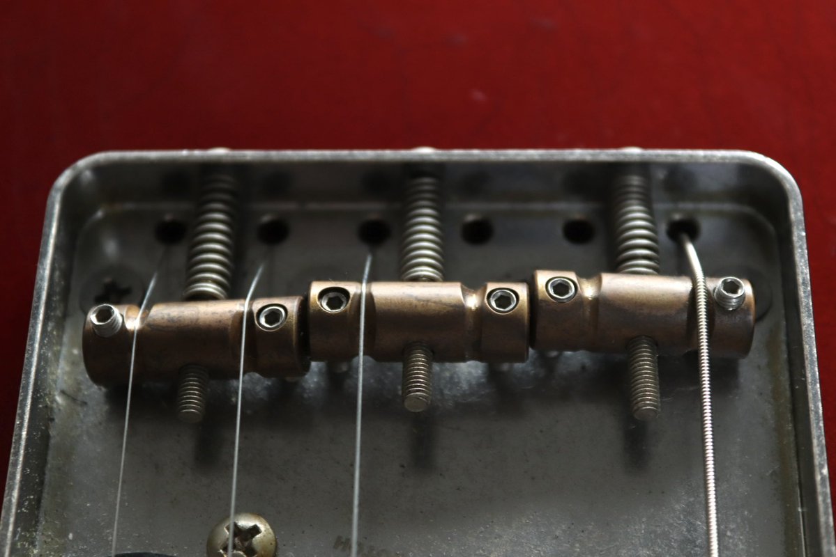 RM_Instruments's tweet image. すぐに弦が切れてしまうとのことでお預かり。
ブリッジを加工しましたが、再発してしまうため、駒本体を交換しました。

ピッキングが強い方はスパイラルサドルタイプに交換するとよいかもしれません。