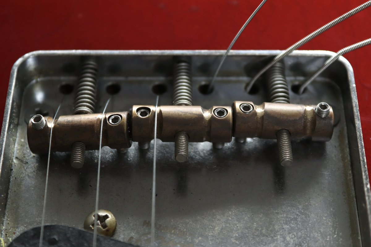 RM_Instruments's tweet image. すぐに弦が切れてしまうとのことでお預かり。
ブリッジを加工しましたが、再発してしまうため、駒本体を交換しました。

ピッキングが強い方はスパイラルサドルタイプに交換するとよいかもしれません。