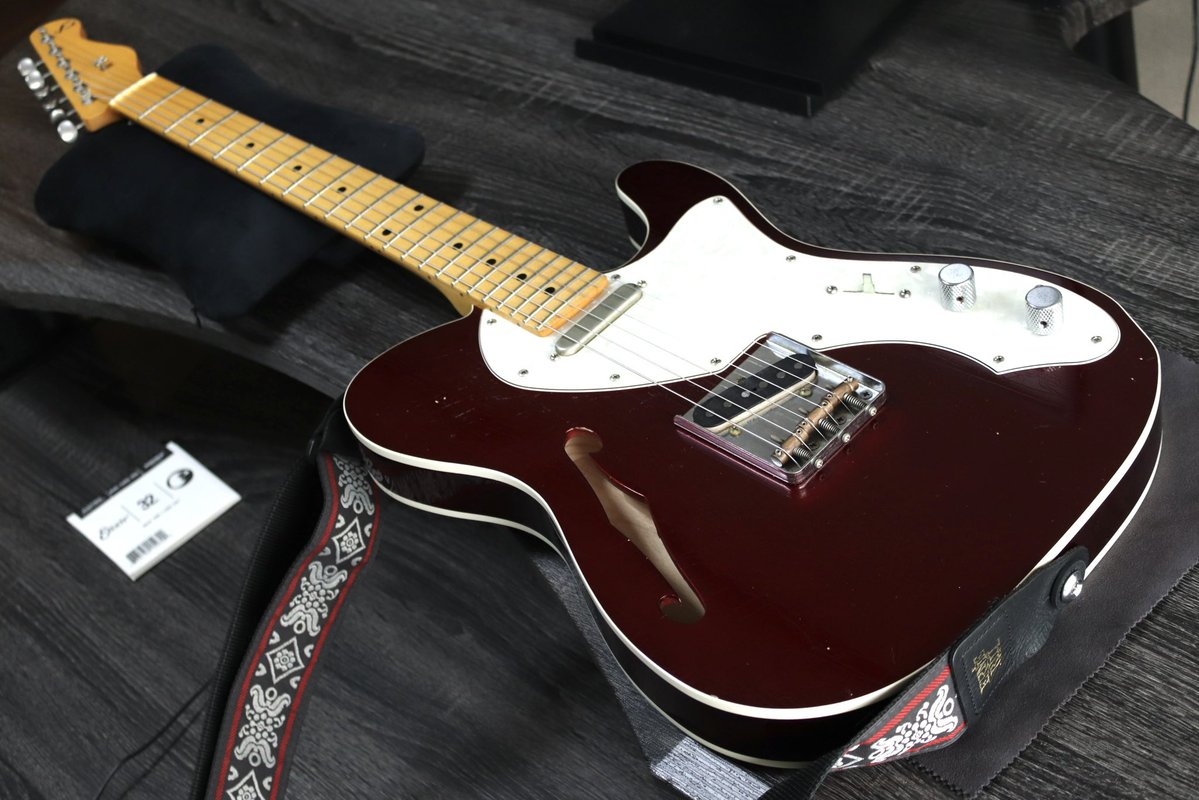 RM_Instruments's tweet image. すぐに弦が切れてしまうとのことでお預かり。
ブリッジを加工しましたが、再発してしまうため、駒本体を交換しました。

ピッキングが強い方はスパイラルサドルタイプに交換するとよいかもしれません。