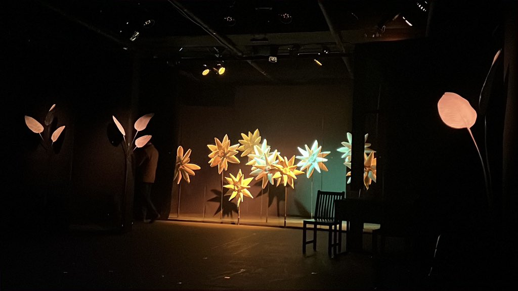 튓 켠 김에 최근 본 공연들 중 나중에 디벨롭하고 싶은 후기 메모 남기자면 극단 프랑코포니의 <취리히 여행>. 

극단 프랑코포니는 프랑스 최근 희곡을 만날 수 있는 장점에 찍먹은 하는 편인데 항상 만듦새가 좀 올드하달까 경직된 느낌이 있어서 취향 아닌데 이번 작품 희곡이 정말 좋다. 2/1 막공.