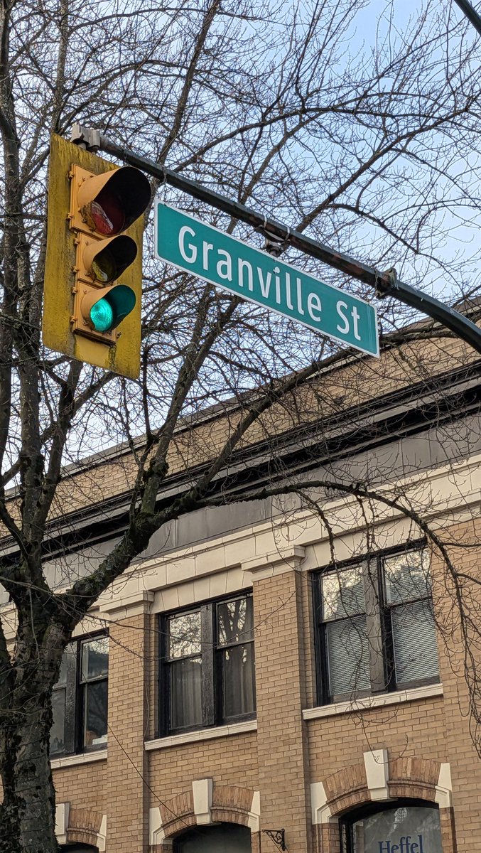 Ayan604's tweet image. Interesting convo with clerk of closing established store on South Granville...it's closing because rent increases would have required $1m of annual revenue to remain viable

#vanpoli #Vanre