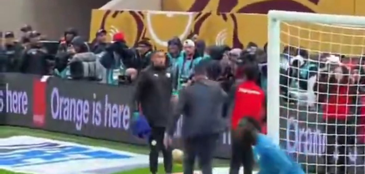 ActuFoot_'s tweet image. C’EST UN TRUC DE FOU 😱😱😱

𝗬𝗘𝗛𝗩𝗔𝗡𝗡 𝗗𝗜𝗢𝗨𝗙 🇸🇳 𝗦’𝗘𝗦𝗧 𝗙𝗔𝗜𝗧 𝗧𝗥𝗔𝗜̂𝗡𝗘𝗥 𝗔𝗨 𝗦𝗢𝗟 𝗣𝗔𝗥 𝗟𝗘𝗦 𝗥𝗔𝗠𝗔𝗦𝗦𝗘𝗨𝗥𝗦 𝗗𝗘 𝗕𝗔𝗟𝗟𝗘 𝗠𝗔𝗥𝗢𝗖𝗔𝗜𝗡𝗦 𝗘𝗧 𝗦’𝗘𝗦𝗧 𝗙𝗔𝗜𝗧 𝗣𝗢𝗨𝗥𝗦𝗨𝗜𝗩𝗥𝗘 !!!!

Tout ça pour avoir protégé la serviette de son gardien…