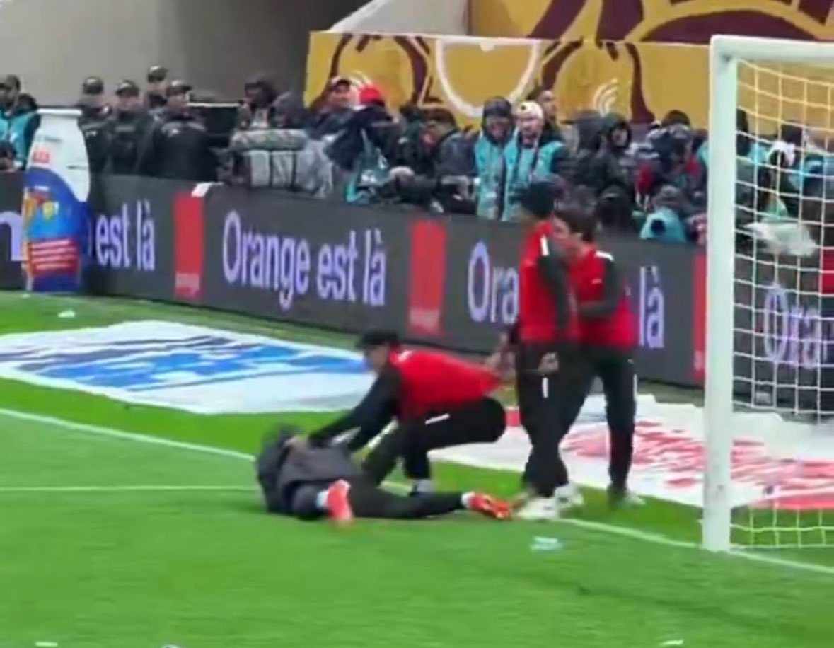 ActuFoot_'s tweet image. C’EST UN TRUC DE FOU 😱😱😱

𝗬𝗘𝗛𝗩𝗔𝗡𝗡 𝗗𝗜𝗢𝗨𝗙 🇸🇳 𝗦’𝗘𝗦𝗧 𝗙𝗔𝗜𝗧 𝗧𝗥𝗔𝗜̂𝗡𝗘𝗥 𝗔𝗨 𝗦𝗢𝗟 𝗣𝗔𝗥 𝗟𝗘𝗦 𝗥𝗔𝗠𝗔𝗦𝗦𝗘𝗨𝗥𝗦 𝗗𝗘 𝗕𝗔𝗟𝗟𝗘 𝗠𝗔𝗥𝗢𝗖𝗔𝗜𝗡𝗦 𝗘𝗧 𝗦’𝗘𝗦𝗧 𝗙𝗔𝗜𝗧 𝗣𝗢𝗨𝗥𝗦𝗨𝗜𝗩𝗥𝗘 !!!!

Tout ça pour avoir protégé la serviette de son gardien…