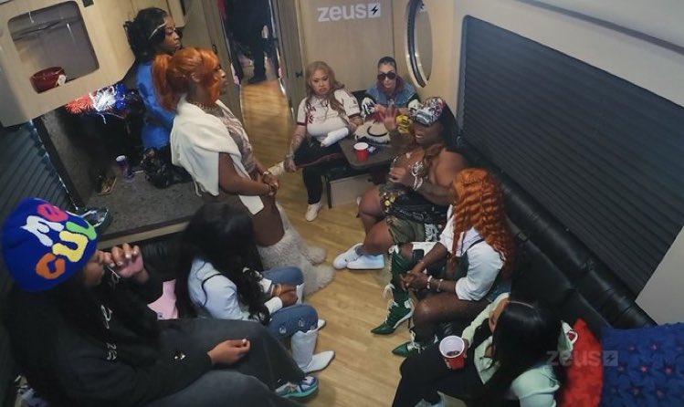 A bus full of fucking COONS #BaddiesUSA