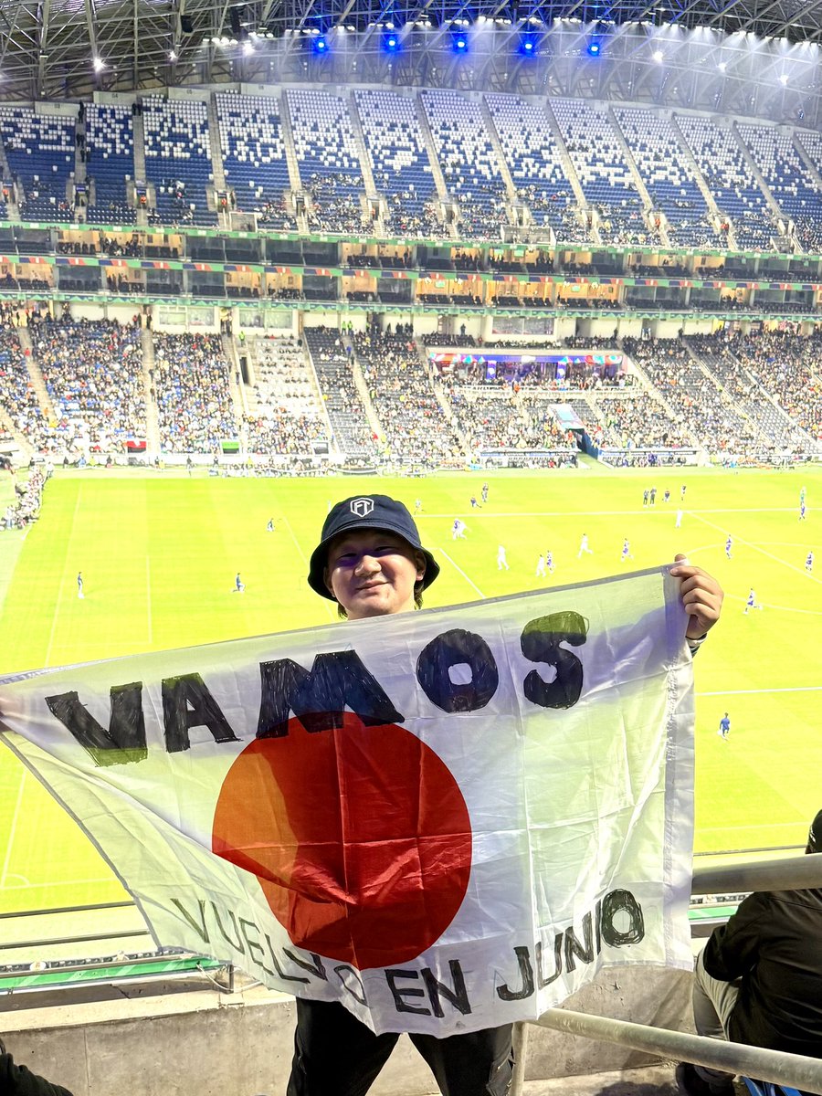 ASAHIMAN2010's tweet photo. 🇲🇽
――――――――――
｜日本代表vsチュニジア戦 ロケハン＠モンテレイ｜
――――――――――

もちろんFIFAレジェンドマッチも観たかったけど、
それ以上の目的は――
6月のワールドカップ本番 日本 vs チュニジア戦に向けた現地視察、そうロケハンです🔥

実際に、オレたちが応援する予定のエリアは、バックスタンドのゴール裏の寄りの2階なんだけど、
かなりの急傾斜＆最前列の手すりはヒザぐらいの高さ。
正直、ちょっと落ちそうでビビったよね。😅

そして、いろんなコネを使って、この会場の“警備責任者”とのコンタクト成功‼️

うん、事前準備はかなりいい感じに進んでる。✌️

日本人が団結するのはもちろん「どうスタジアム全体を巻き込むか？」もめちゃくちゃ重要じゃん。

モンテレイの皆さん、よろしくね‼️🇲🇽🙏

しかもグループ1位突破なら、
決勝トーナメント1回戦も再びモンテレイ🏟

この街を日本のホームにしようぜ🔥

ビバ モンテレイ🇲🇽
バモ ニッポン🇯🇵

――

🇲🇽
――――――――――
｜Site Check for Japan vs Tunisia in Monterrey｜
――――――――――

Of course I wanted to watch the FIFA Legends Match,
but my real mission this time was a site check for
Japan vs Tunisia at the World Cup in June – a proper scouting trip. 🔥

The section where we’re planning to support Japan
is on the second tier of the back stand, close to the goal.
The slope is seriously steep, and the front rail only comes up to my knees…
To be honest, it felt like you could fall if you’re not careful. 😅

Using a few connections, I even managed to get in touch
with the head of security for the stadium.

So yeah, I’d say our preparations are going pretty well. ✌️

Japanese fans standing together is one thing,
but how we involve the whole stadium will be absolutely crucial.

People of Monterrey, I’m counting on you! 🇲🇽🙏

And if Japan finish first in the group,
the Round of 16 will also be back here in Monterrey. 🏟

Let’s turn this city into Japan’s home ground. 🔥

Viva Monterrey🇲🇽
Vamos Nippon! 🇯🇵

#日本代表 #WorldCup2026 #ウルトラス #Footraveler #monterrey