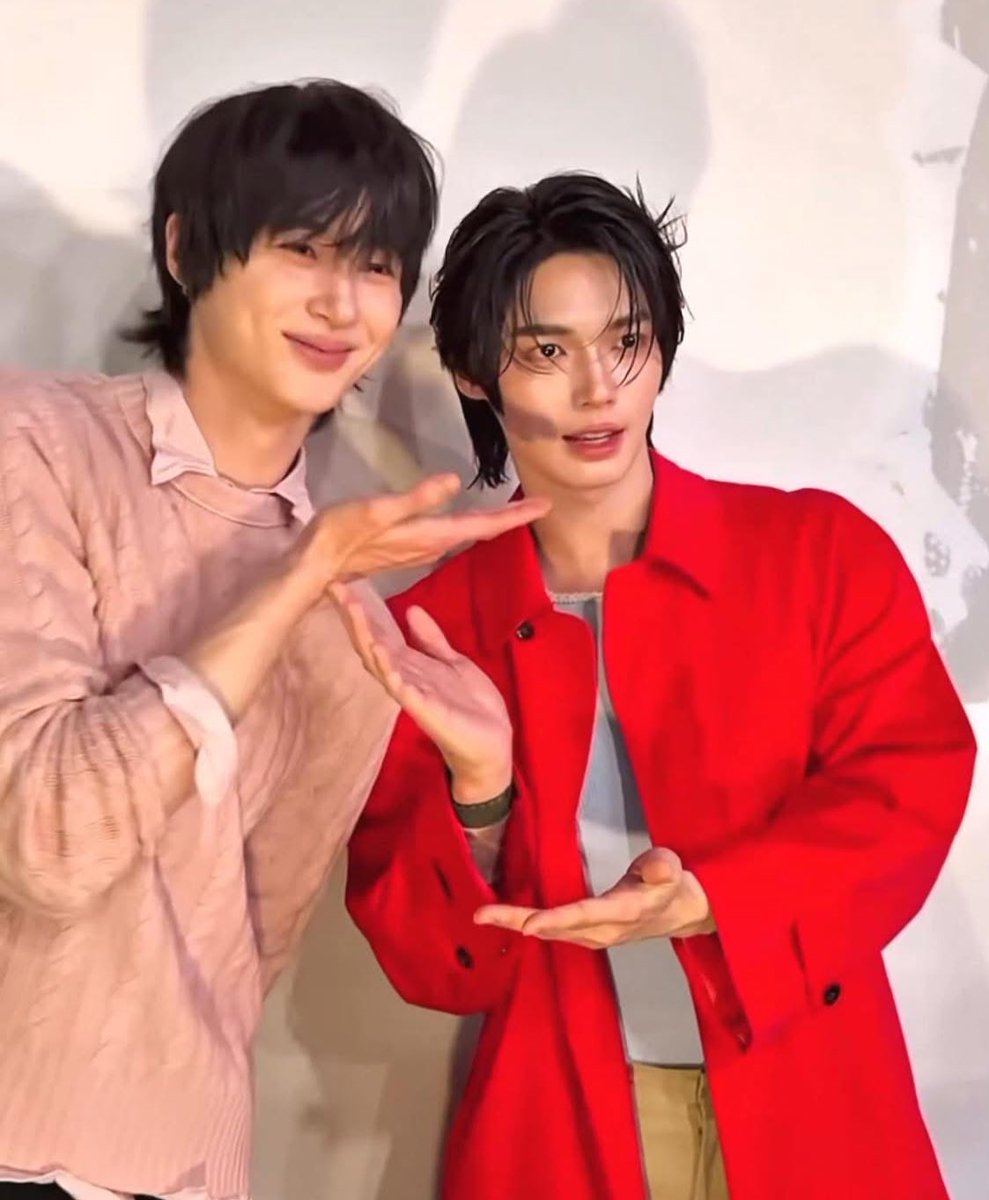 jsmtjyygyjbbjb's tweet image. สองคนนี้นัดกันทำผมทรงเดียวกันปะ 
ถ้าเทอผมสั้นฉันผมสั้น ถ้าเธอผมยาวชั้นก็ผมยาว