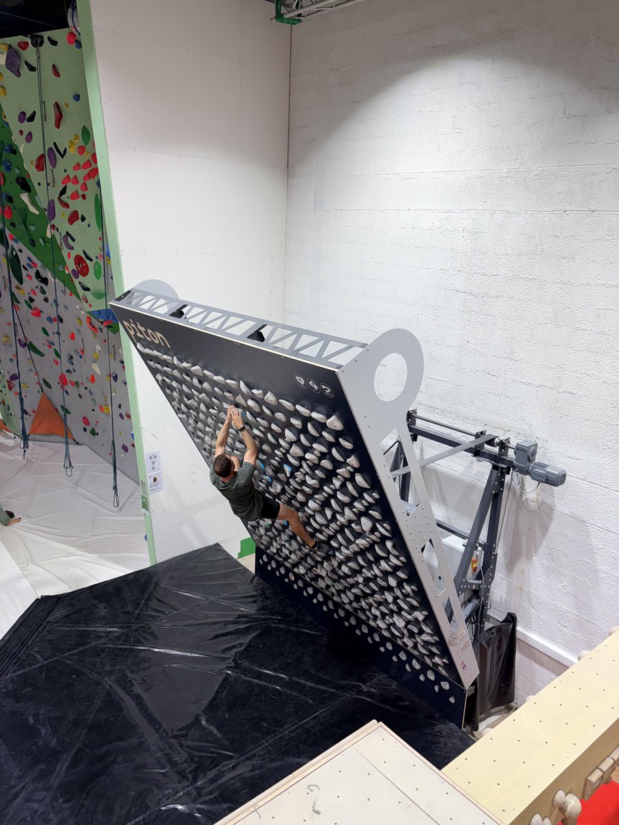 RunCollar7's tweet image. 今朝ロッククライミングに来ました。こんなに早く来たのは私だけだと思っていましたが、他にもこんなに早く来ているとは思いませんでした