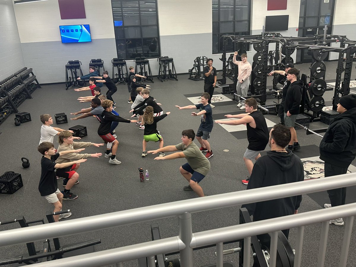 💥🏈 Outstanding first night of our Winter Training Camp!

Elite work by our 4-8th graders, getting better at their football skills, and beginning their weight room work.

Thankful for our current HS players &amp; coaches for their work tonight!

#21Miles