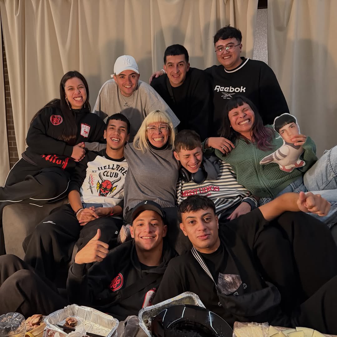 MiloJData_'s tweet image. Cami con la remera de Hellfire Club de Stranger Things es todo lo que esta bien🫶