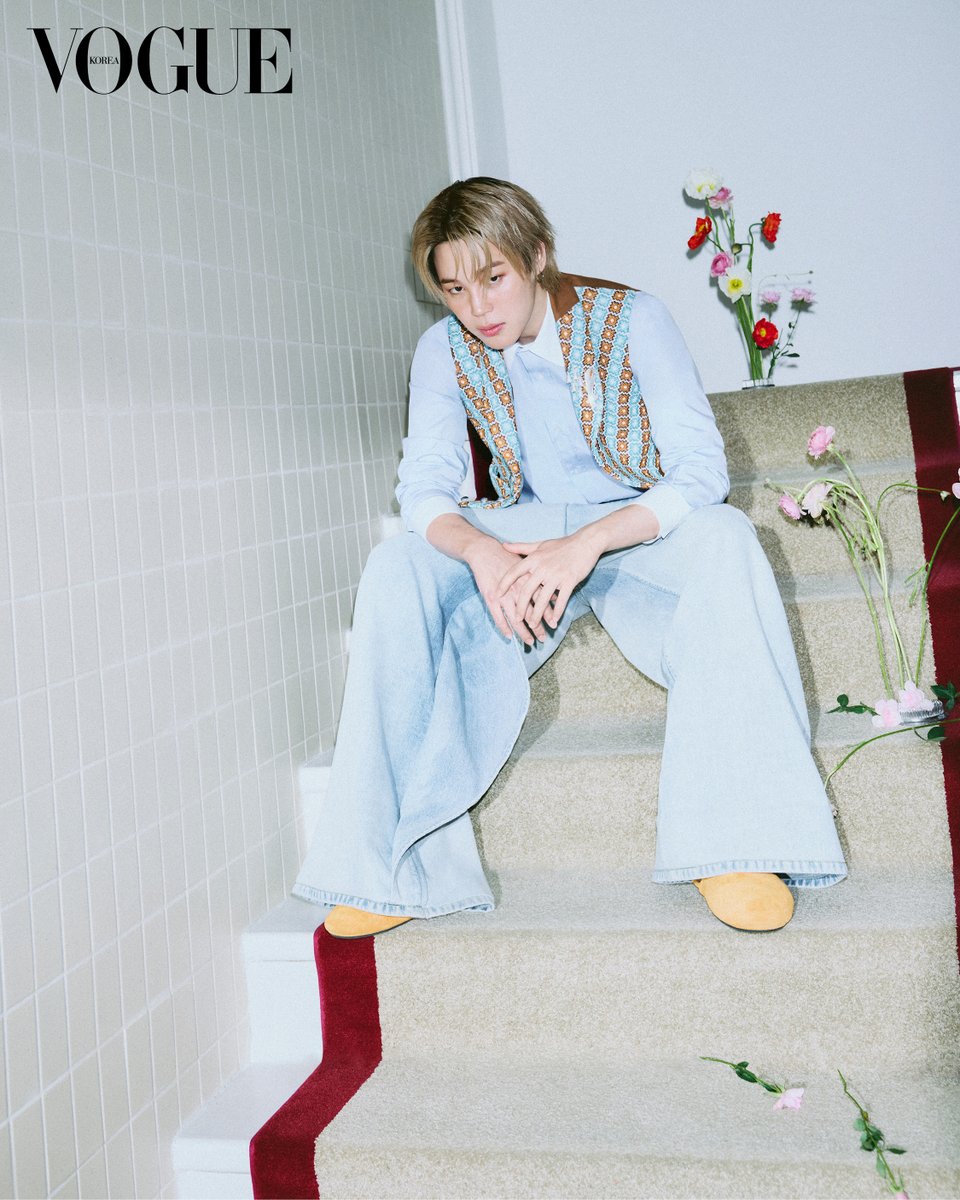 VogueKorea's tweet image. #협찬 #VoguePictures #Jimin 
“모든 순간 ‘팀이 있어야 나도 있다’는 말의 무게를 느껴요. 집에 있거나 밥을 먹는 일차원적 순간부터 꿈꾸는 음악을 만들어가는 더 치열한 순간에 이르기까지 매 순간에요. 지금 누리는 모든 게 방탄소년단에게서 온 것이고, ‘아미’에게서 온 것이기 때문에 언제나 그…