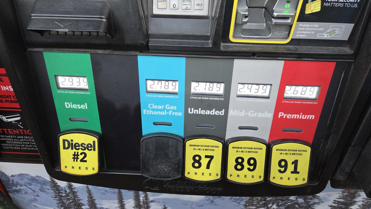 Captain_4K's tweet photo. Eastern Washingtonians, there is no point in giving WA state a dime of your money for gas if Idaho prices look like this. Blow the rape whistles. https://t.co/DR264ldSZA