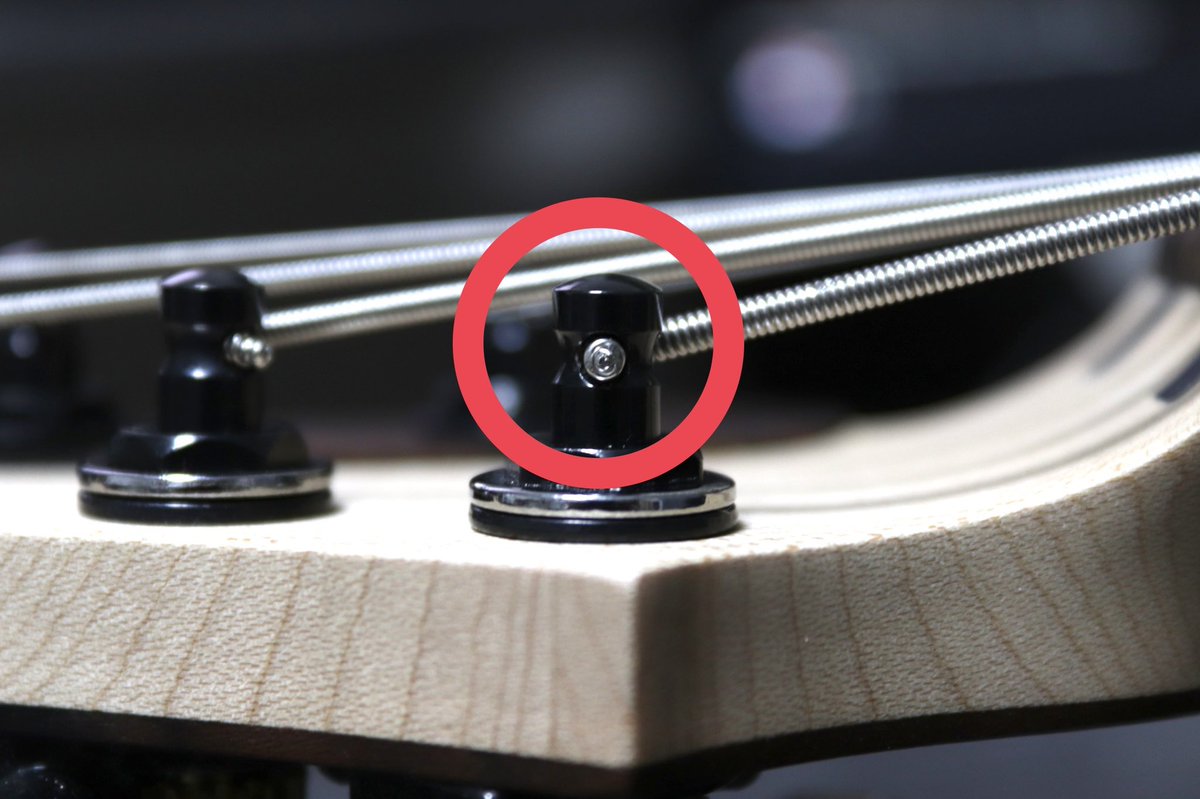 RM_Instruments's tweet image. バリトンギターの弦を太いゲージに変更。

《24-84》ゲージへの変更に伴って、ペグの穴とナット溝、オクターブチューニングを合わせるためにブリッジを加工しました。

ベースよりも低い音をギターで出すことができるようになりました。

続きを読む
ruinamiyashiro.jp/baritone-guita…