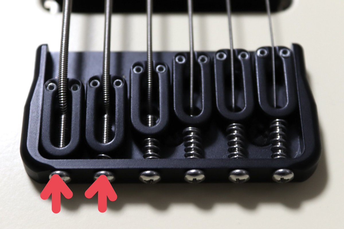 RM_Instruments's tweet image. バリトンギターの弦を太いゲージに変更。

《24-84》ゲージへの変更に伴って、ペグの穴とナット溝、オクターブチューニングを合わせるためにブリッジを加工しました。

ベースよりも低い音をギターで出すことができるようになりました。

続きを読む
ruinamiyashiro.jp/baritone-guita…