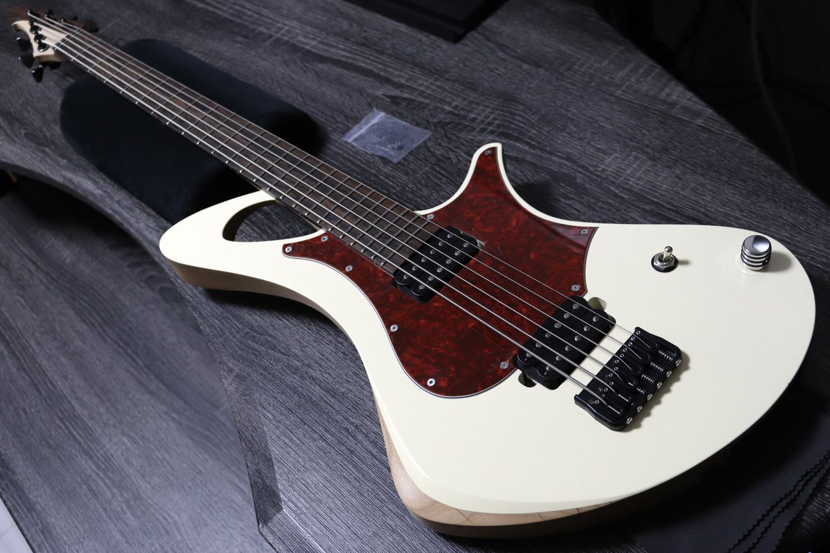 RM_Instruments's tweet image. バリトンギターの弦を太いゲージに変更。

《24-84》ゲージへの変更に伴って、ペグの穴とナット溝、オクターブチューニングを合わせるためにブリッジを加工しました。

ベースよりも低い音をギターで出すことができるようになりました。

続きを読む
ruinamiyashiro.jp/baritone-guita…