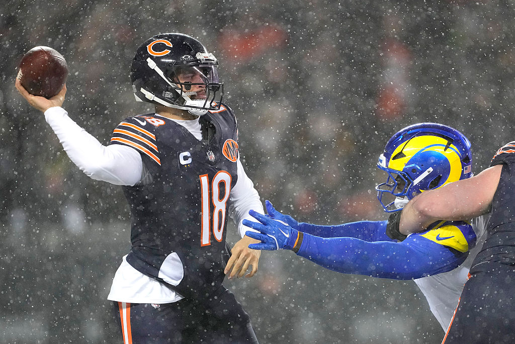 thescorechicago's tweet photo. HALFTIME: Bears 10, Rams 10.

Immediately following the game, we'll have instant reaction from @olin_kreutz, @PatrickMannelly &amp; Mully (@mullyhaugh) on our postgame show.

Listen: https://t.co/6pC174BHJJ
Watch: https://t.co/bLM82jkarz https://t.co/beMizunHQl