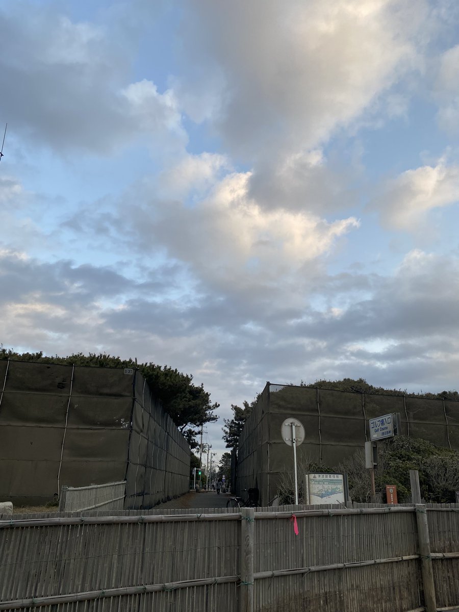 toko_toko_s's tweet image. おはようございます😃
＠パーク前

雲が広がる朝の湘南です☁️
早朝はさほど寒くなかったのが、時間が経つにつれ気温が下がっている感じがします。
インフルエンザ等風邪が大流行中‼️手洗い＆うがいはもちろんのこと、お正月の疲れが出る頃でもあるので十分にお気をつけてお過ごしください。